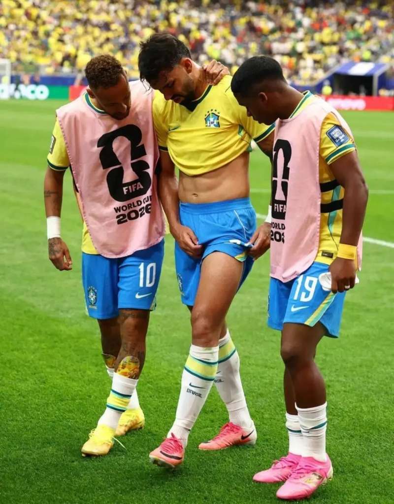 neymar 关注帕奎塔的伤势内马尔