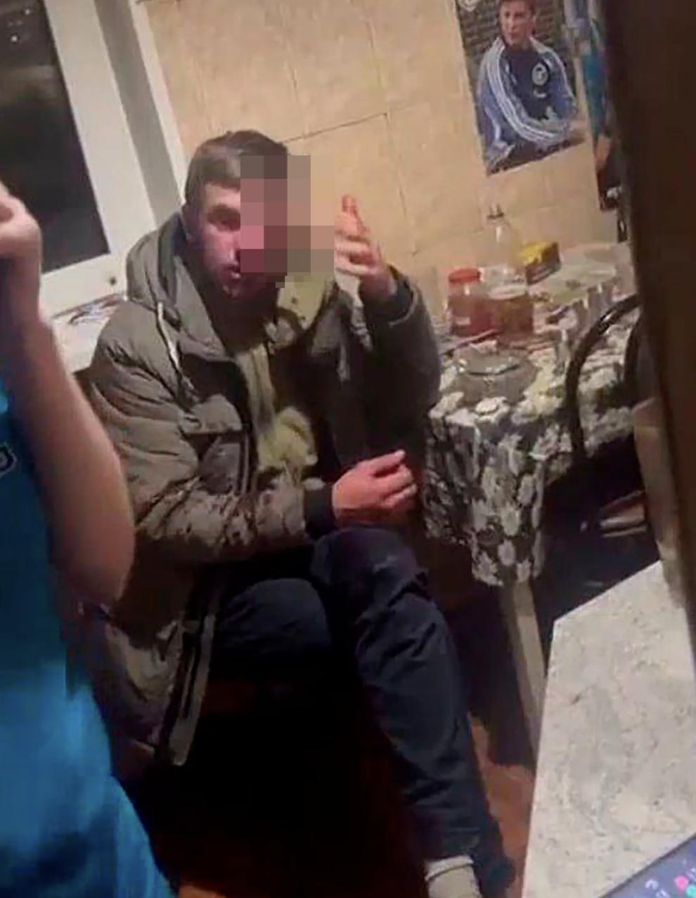 俄罗斯少妇将20厘米大刀插入丈夫眼睛。
俄罗斯不愧是战斗的民族，一个男的阿尔乔木