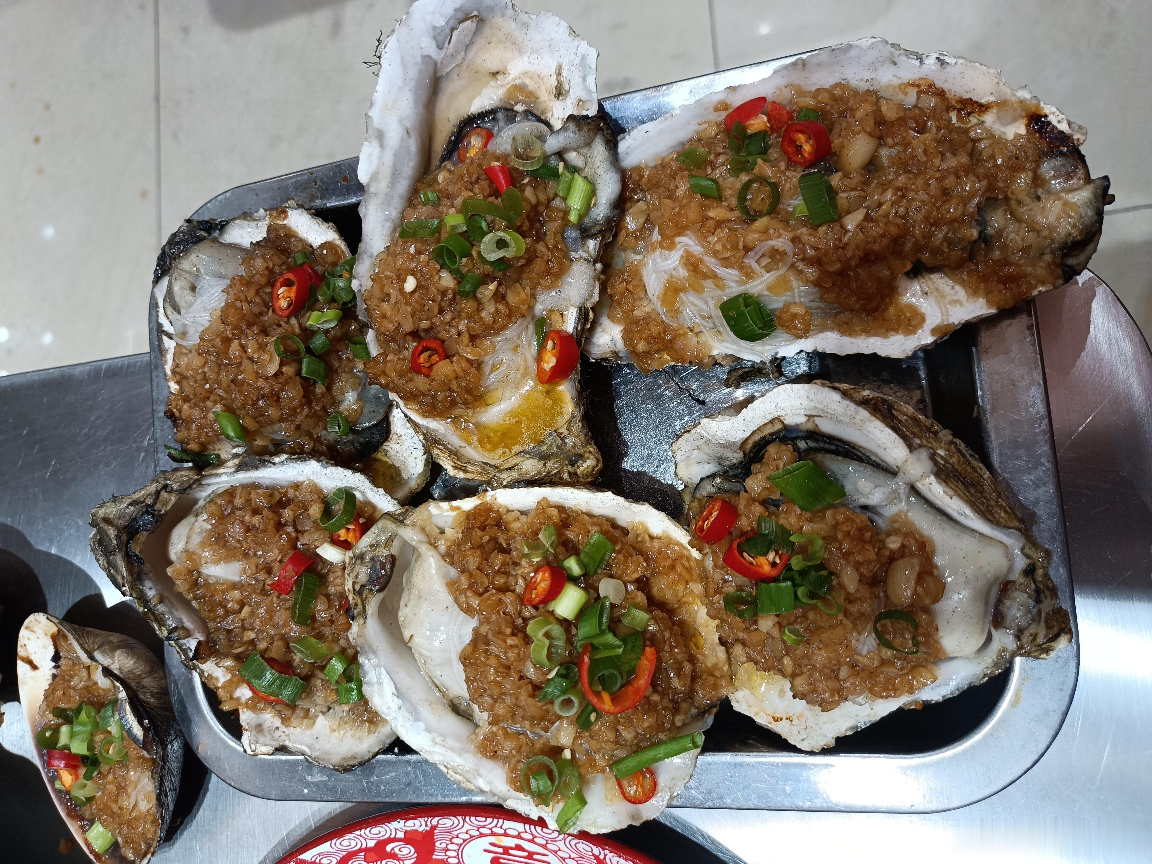 生活无解，干饭直接！一碗冷面配鲜香的生蚝，还有超入味的炒黄蚬子、大海螺，满足感直