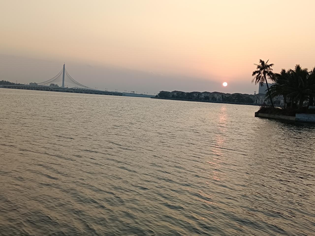 晒图笔记大赛海花岛1号岛。落日很美，海花岛不美，到处都是破败景象。