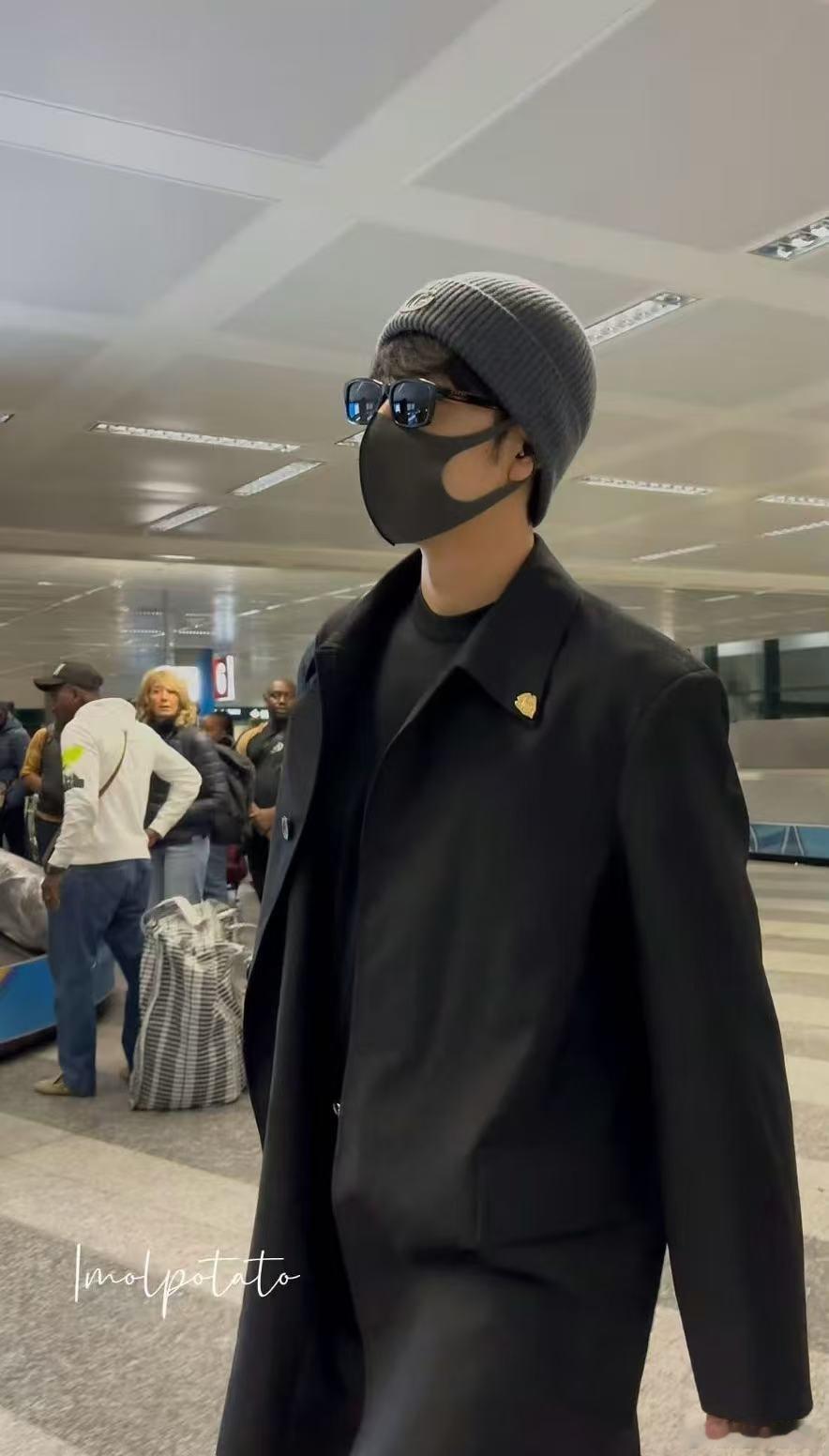 肖战米兰机场look肖战米兰机场穿搭肖战米兰机场look，帅， 