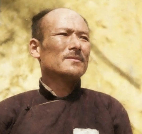 1947年，我军主动撤离延安，全城紧急销毁涉密文件，纸灰漫天纷飞。所有人都火速转