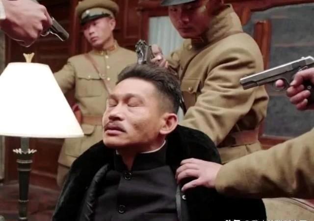 1929年，杨宇霆拿着文件逼宫张学良，要求少帅立刻签字，张学良却微笑着没有同意，