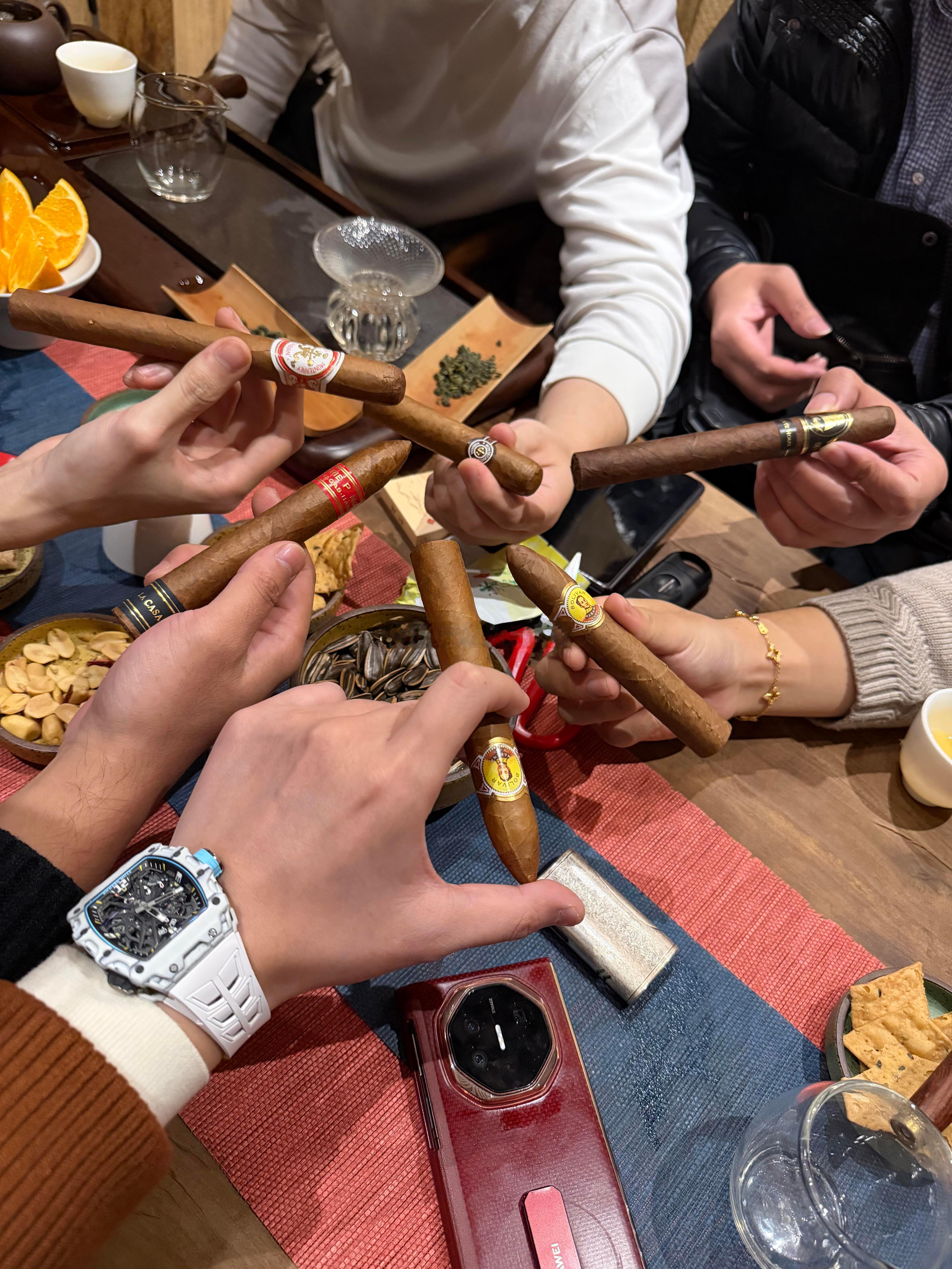 连着两天招待私董会，线下围坐论道，以己之阅历倾囊相授，亦于同道交流间博采众长、精