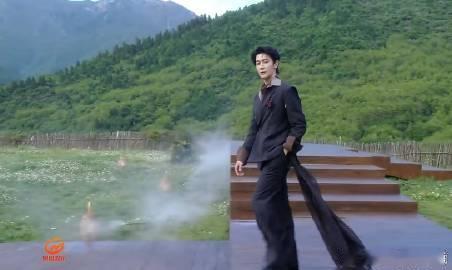 夏之光VOGUE走秀 看完这场以山水为主题的走秀彻底被惊艳到，夏之光的台步稳健大