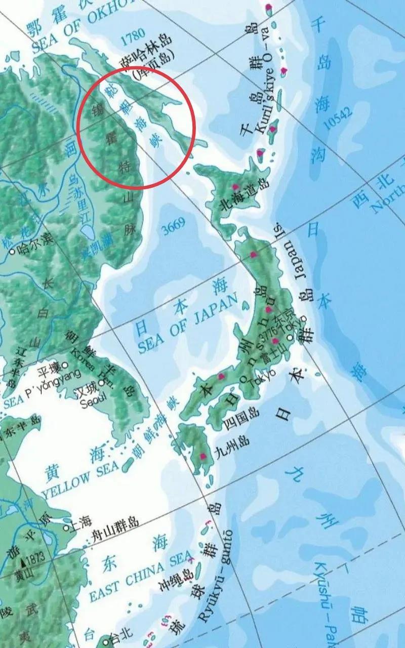 鞑靼海峡地处库页岛与西伯利亚大陆之间，北接鄂霍次克，南通日本海，海峡约900千米