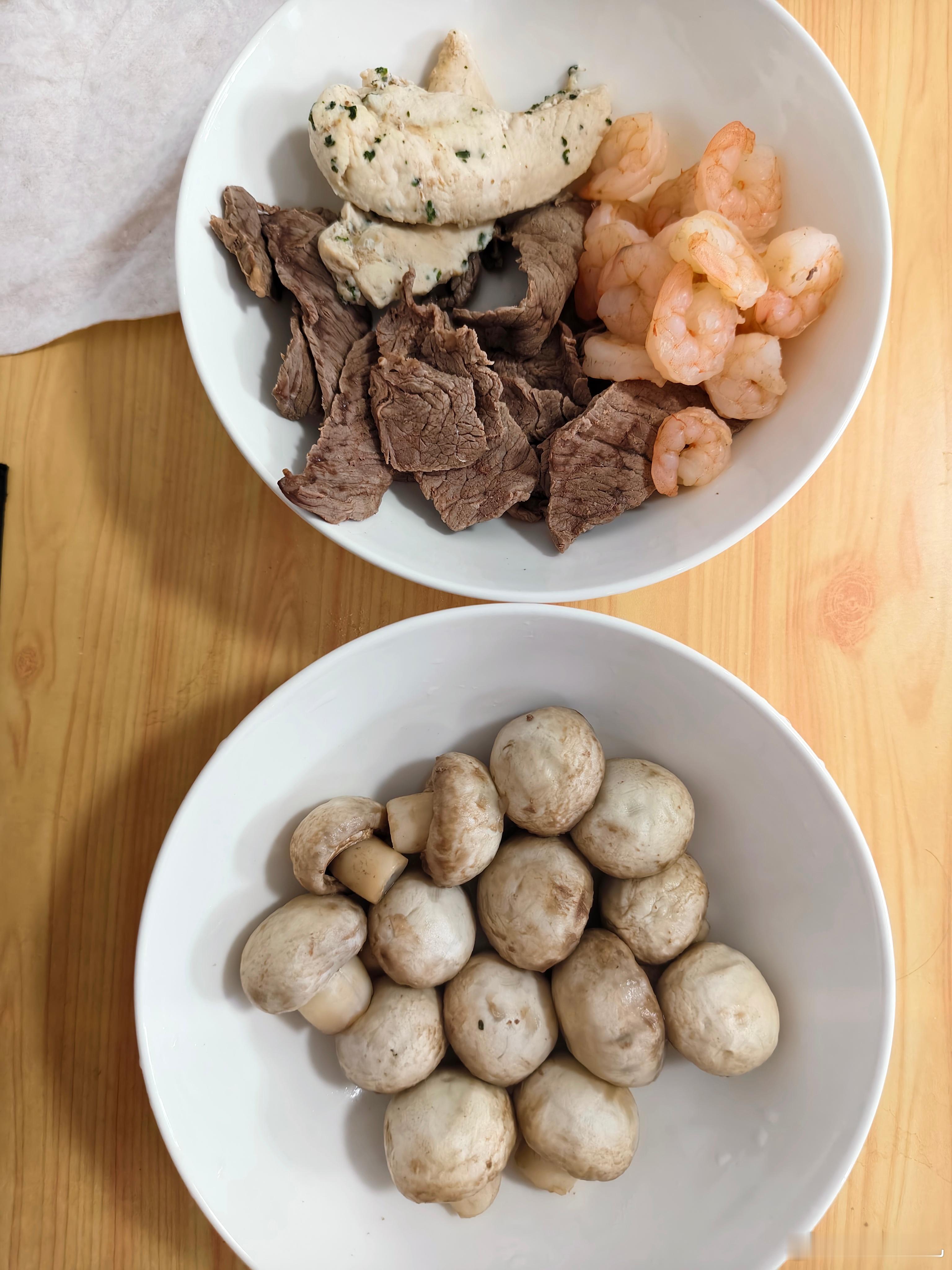 吃晚饭，今天吃口蘑 。看它圆鼓鼓长得太周正了，实在不忍心下刀切，就直接整只丢水里