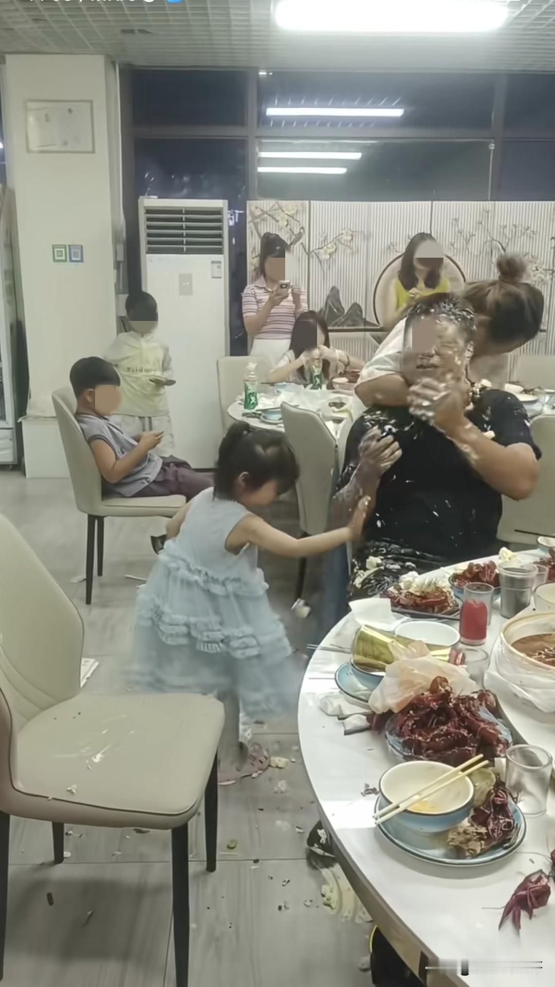 整个生日现场，只有他小女儿觉得爸爸脸和衣服被弄脏了，其他人要么看热闹，要么自顾自