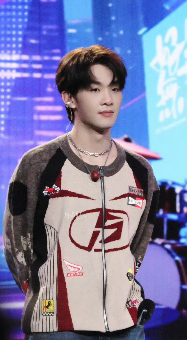 王赫野演唱会随机撵走一位路人 上海演唱会能看到王赫野这样的互动真的太值了，送内场