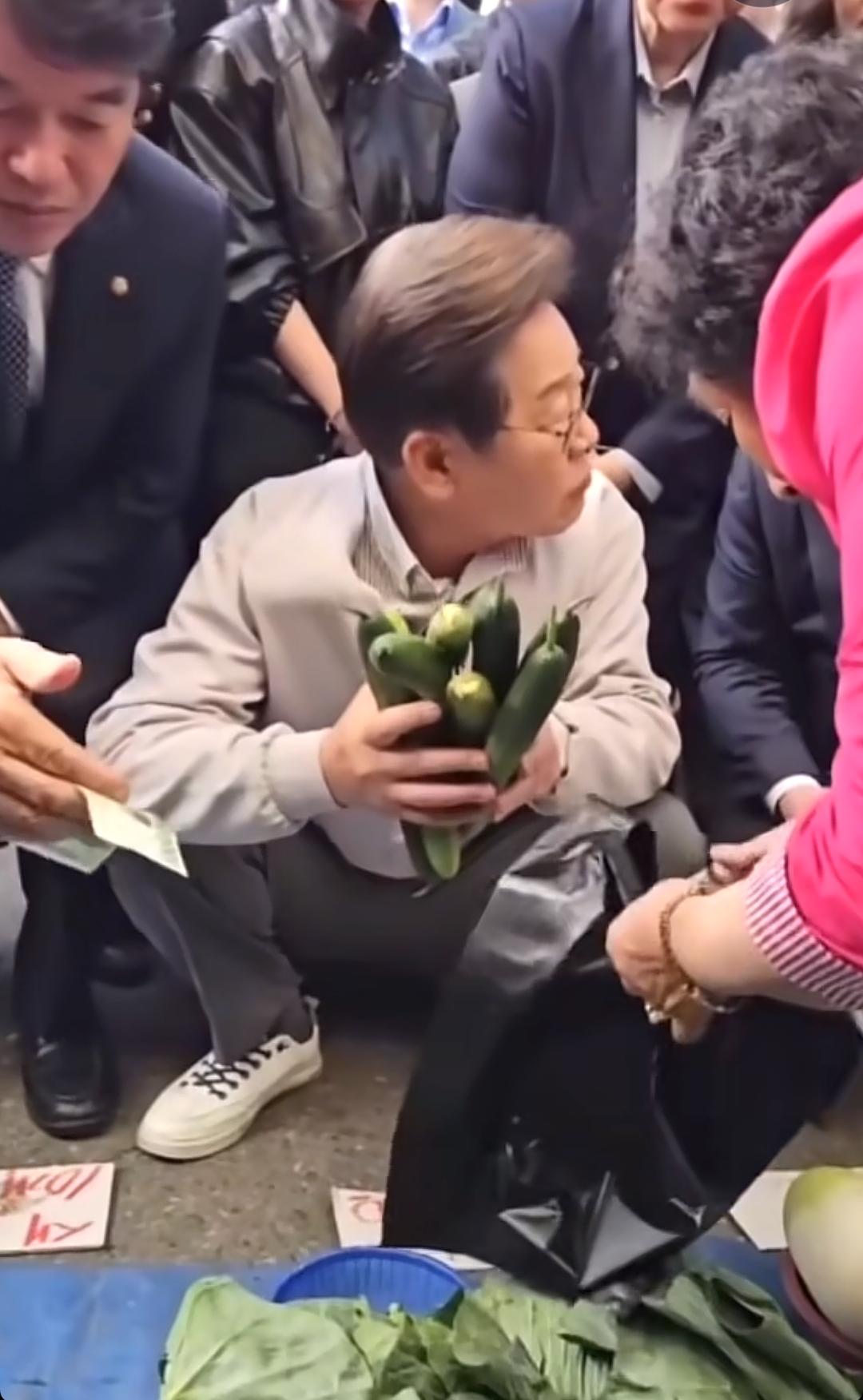 平易近人非常接烟火气的小老头
他跨越千里来到这里，目的是搞好邻里关系，修复友好，