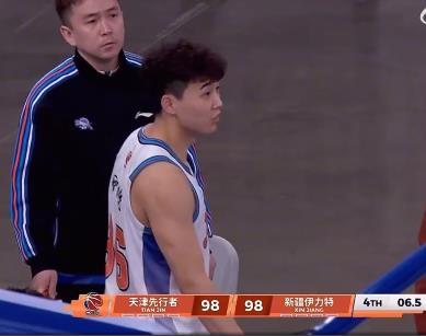 新疆队小将葛浩然这头脑不清晰啊！最后时刻两队是平分，你主动犯规给天津队送罚球是怎