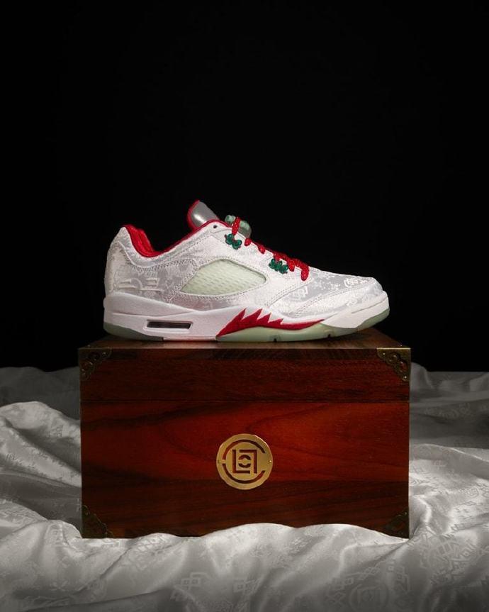 CLOT x AJ 5 联名鞋，鞋底还会发光……

最新推出的CLOT x AJ