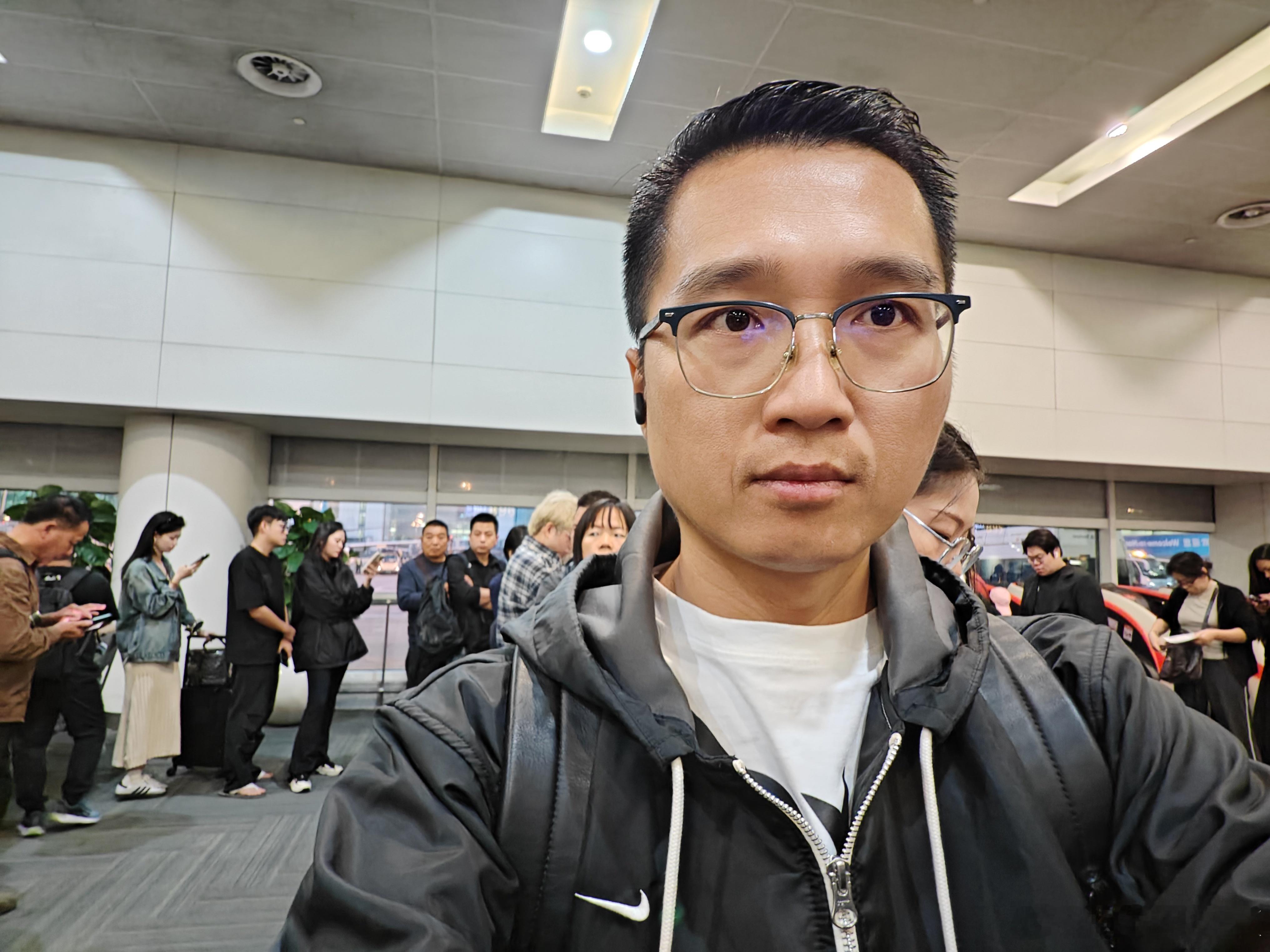 凌晨四点多出门，赶最早的航班返回深圳，此刻已天亮，打工天命人。 [允悲]  ​​