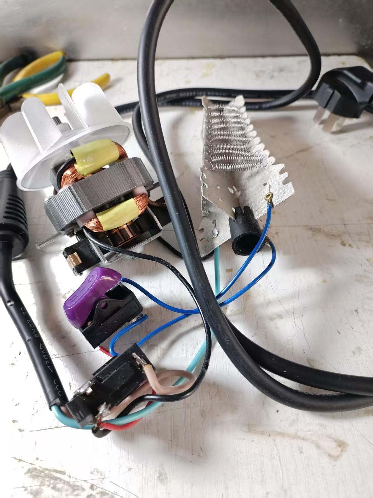 大约在半个月前，球馆的一个电吹风坏了，馆长让我帮忙修修。
大家知道，凡是在球馆里