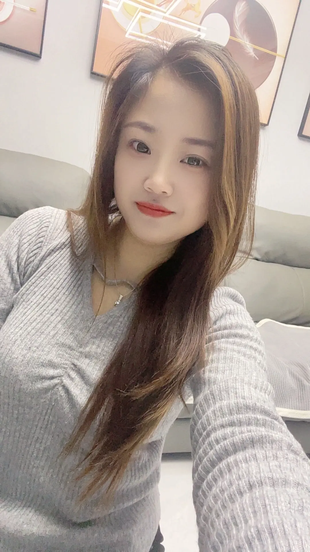 你问我是什么样的人   我也说不上来  就是能穿上围裙做饭   也能换...