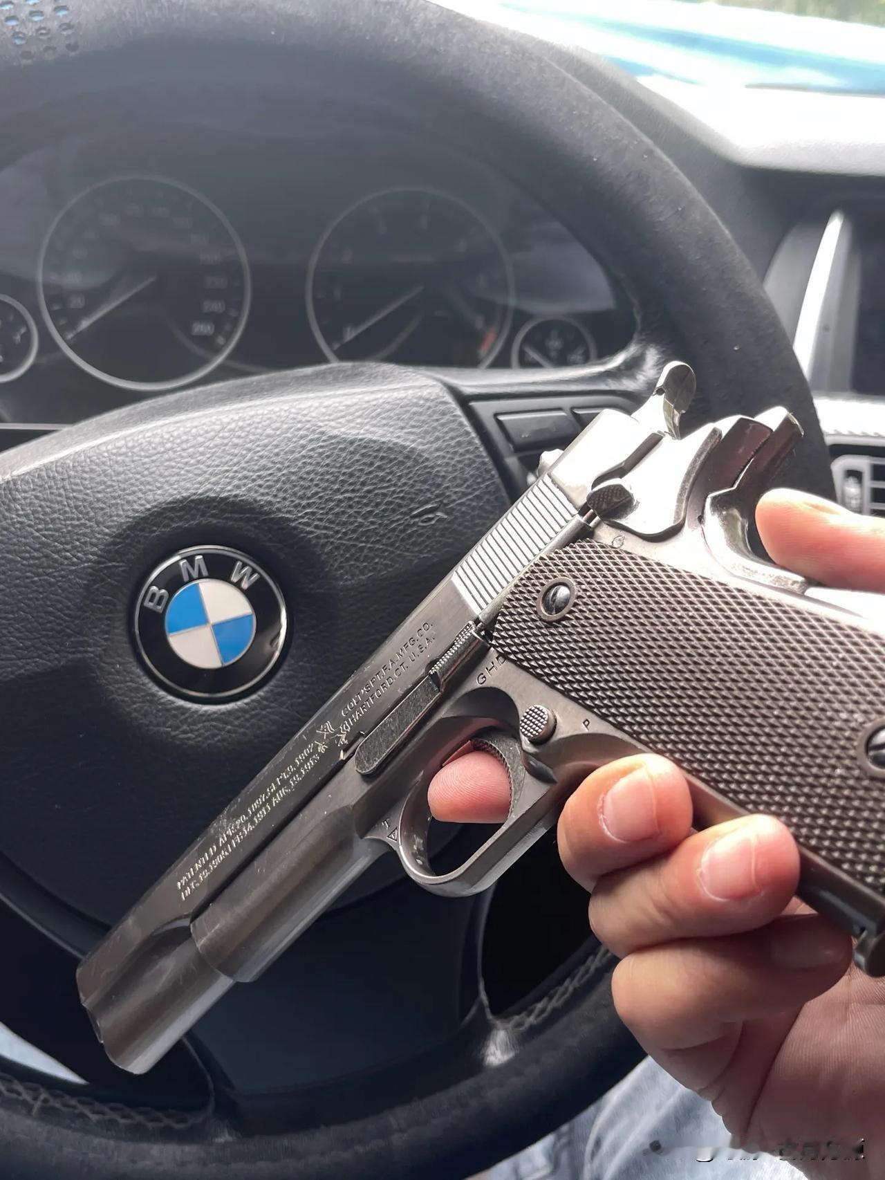 福建街头有人拿枪在指挥交通？嘴巴里喊着：“掉头，站住，我在执行公务”。
11月1