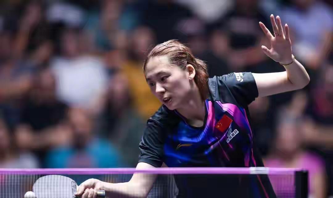 请不要批评陈熠了，她虽败犹荣！
陈熠第一轮打败对手，挺进16强后，许多网大赞她说