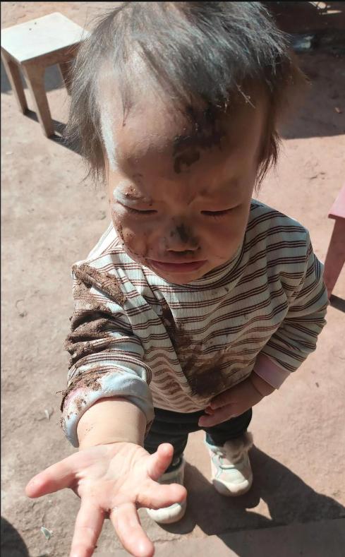 10岁儿子拿冰水泼亲妹、砸祖祠！全家人崩溃时…真相让所有父母沉默！
这不是教育事