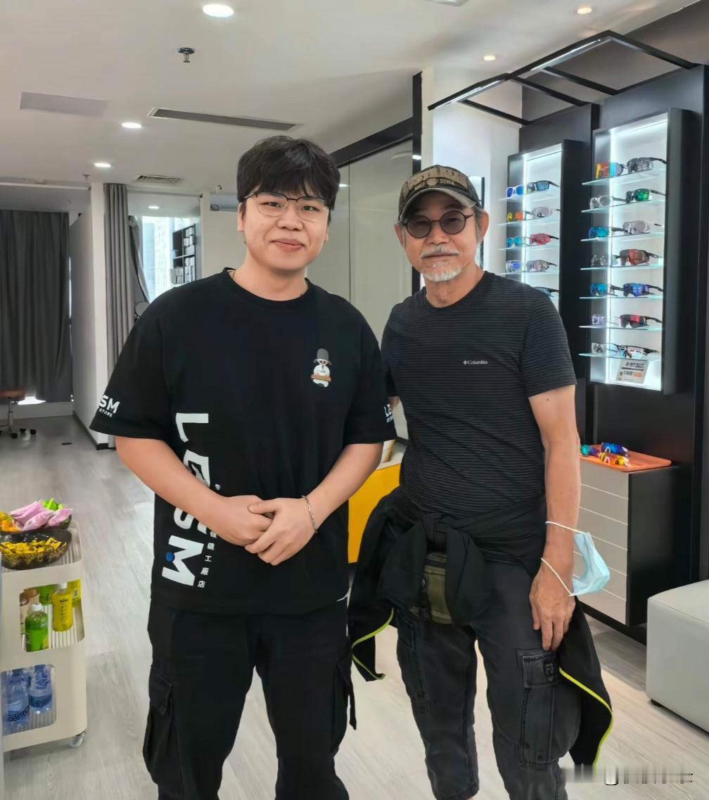 “包租公”元华现身深圳一家眼镜店，他的打扮很时尚有型，外表苍老了不少，但身材维持