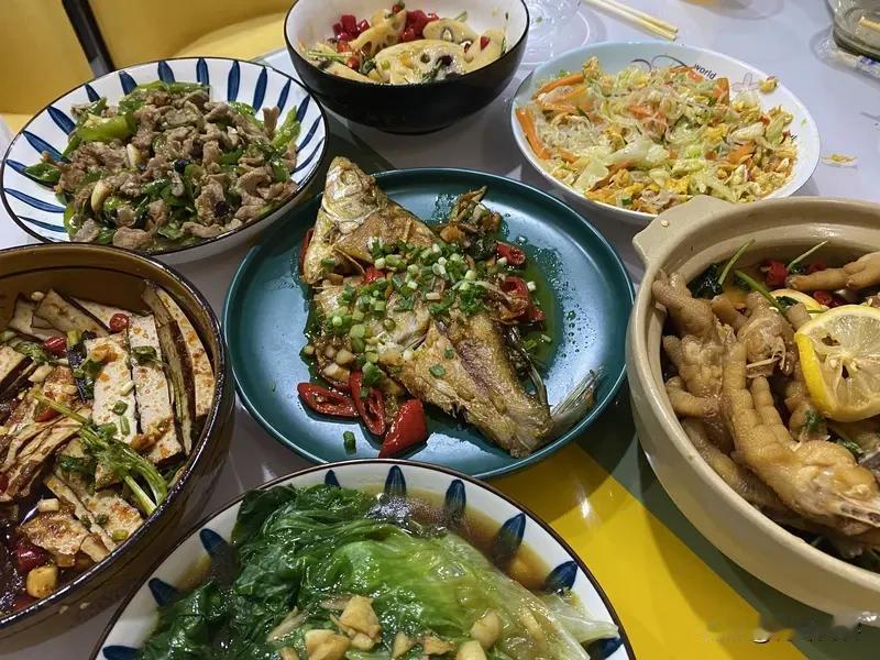 我几乎很少吃外卖，基本上是自己做饭吃。
乡下教书三十八年，要么在学校吃饭，要么自