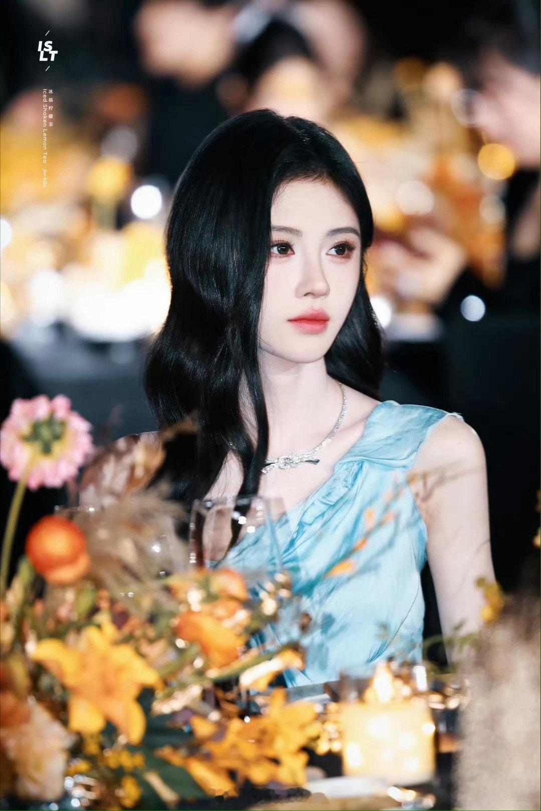 今天出席芭莎活动的鞠婧祎，内场图好漂亮啊