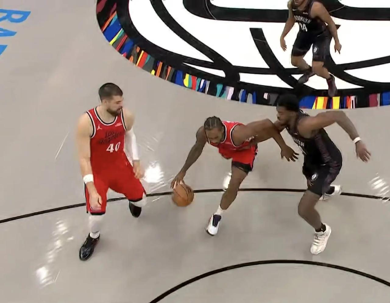 真是服了祖巴茨了，不知道的还以为他是篮网的呢。他的“挡拆”太气人了，根本就挡不住