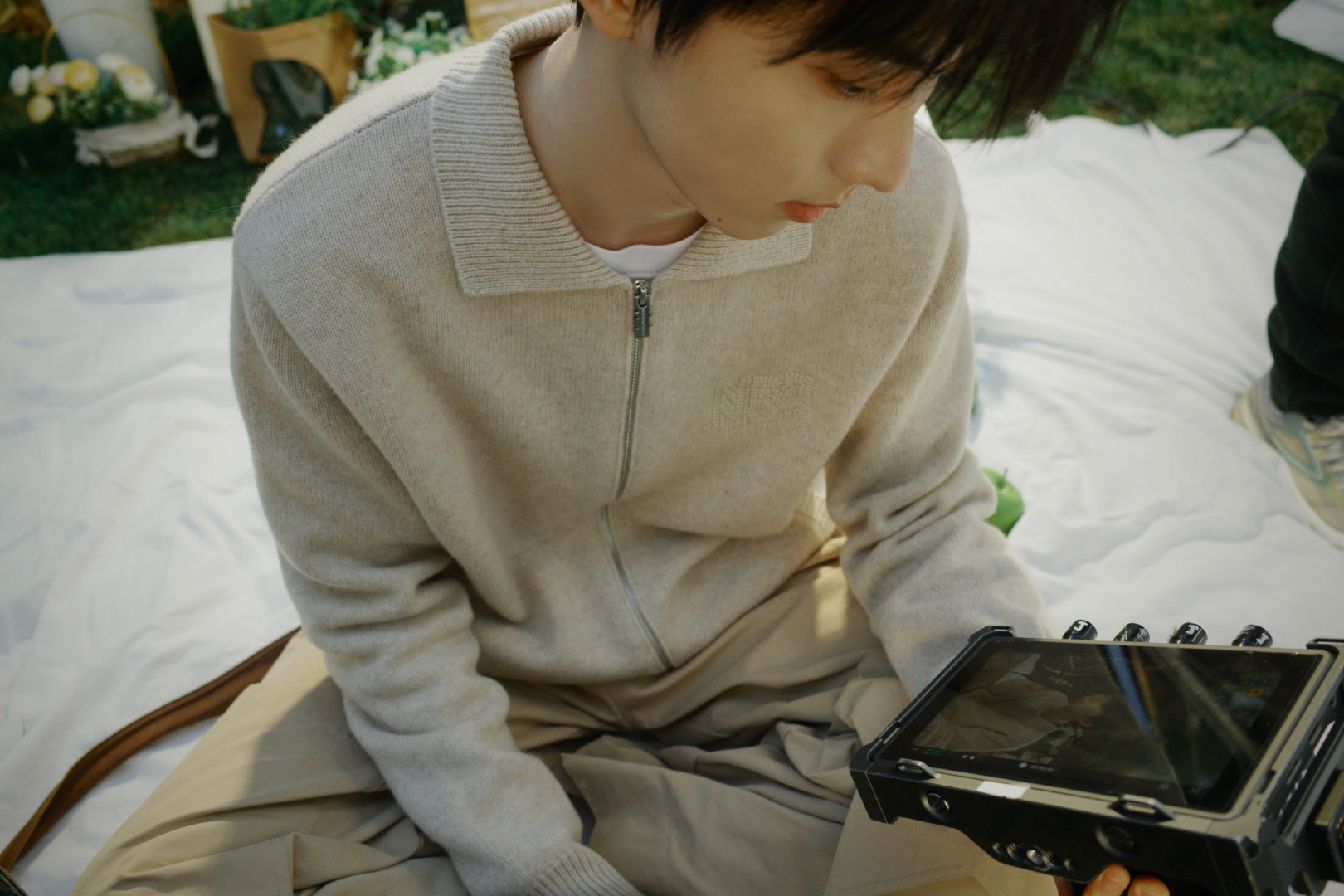 马嘉祺拍了拍并请你看 马嘉祺拍了拍并请你看米色毛衣造型温柔帅气，完全就是邻家男孩