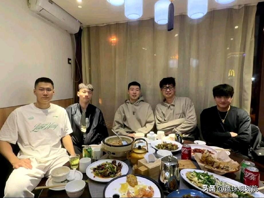 看到小朱晒出沈阳游的照片，我鼻头一酸。
当初围在一起抢球的这几个孩子，终究还是被