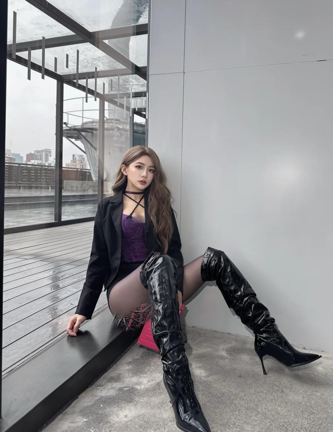 谁能拒绝反差感的黑靴穿搭
姐姐 腿精 丝袜控 黑色靴子搭配 显瘦长统靴 长靴就是