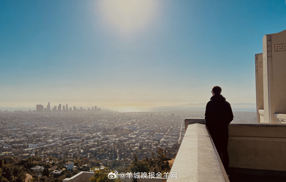 早安 阳光明媚的早晨，站在观景台眺望远处城市与海景，城市建筑群错落有致，海面波光