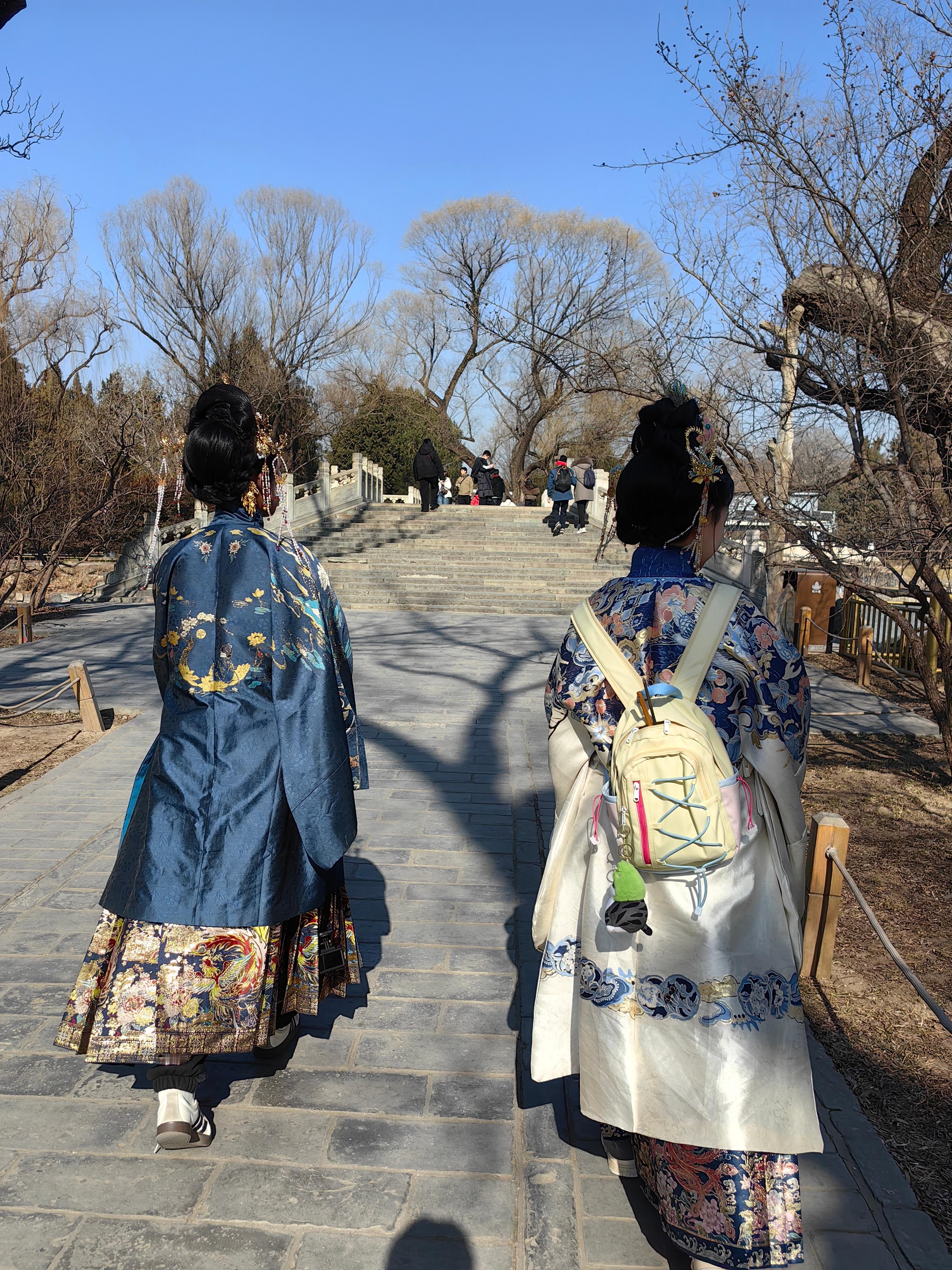 【美俄拿着核武器，撒开了玩儿！】接到电话，向着太阳，席地而坐，准备接受采访。题目