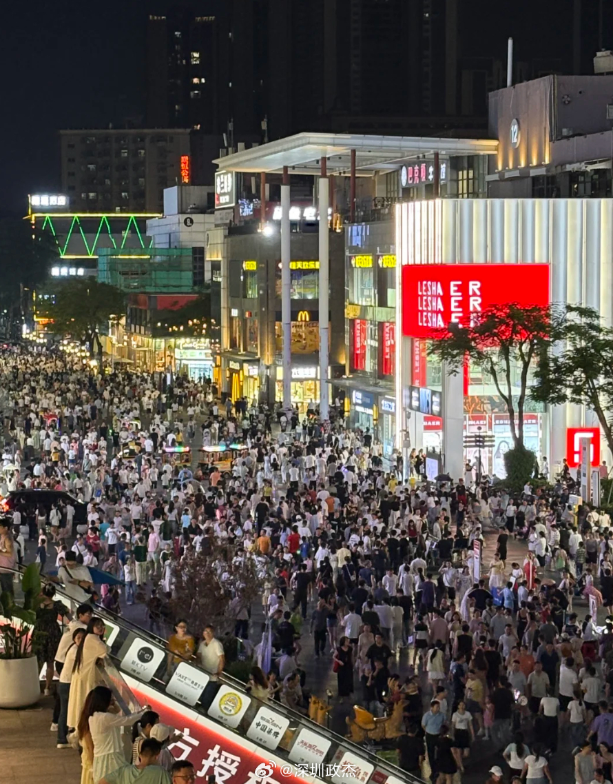 真热闹啊，这里是龙华的小东门：大浪商业中心。深圳