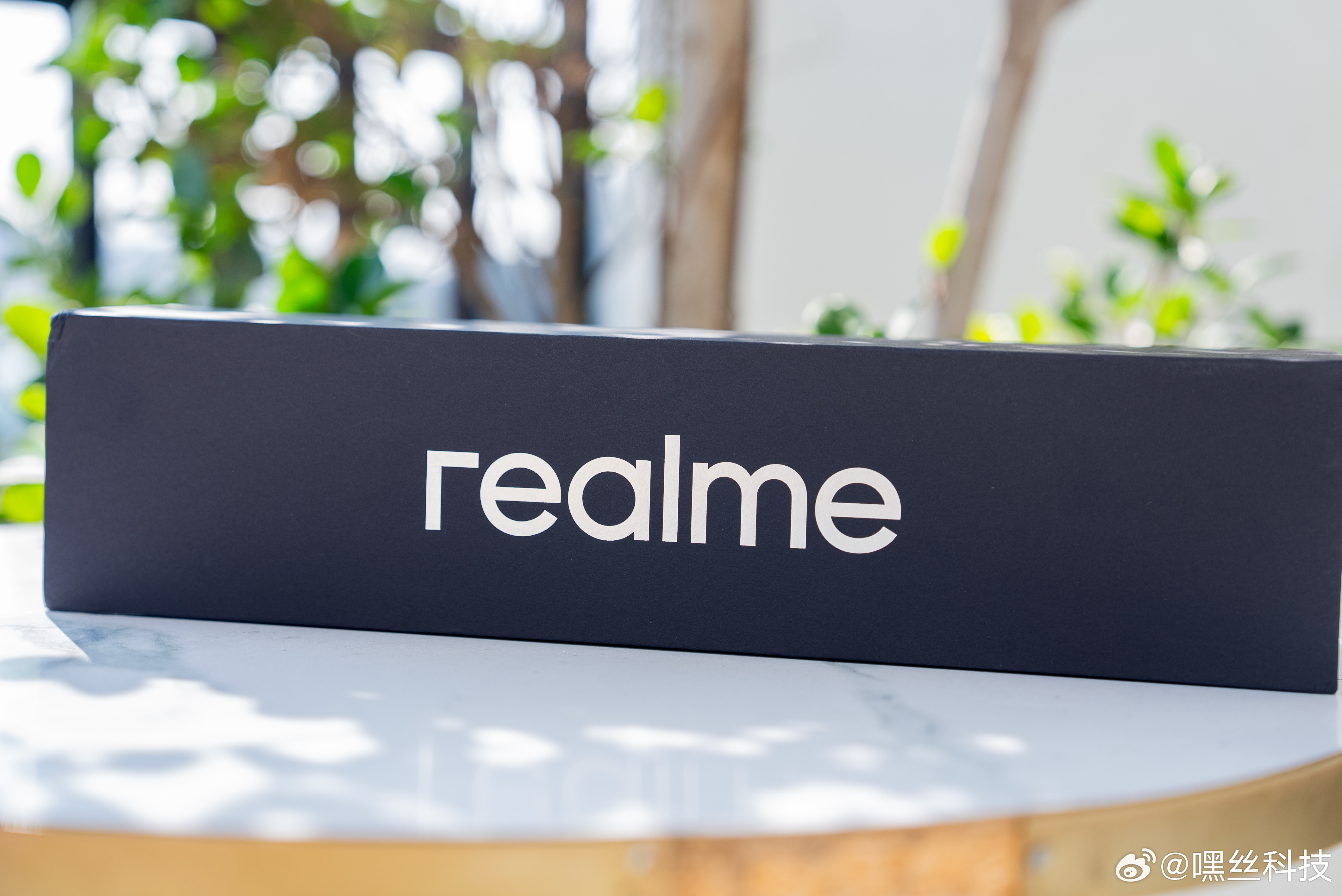 收到真我Neo8的邀请函啦～没想到里面居然是一张自带RGB跑马灯的鼠标垫，独特的