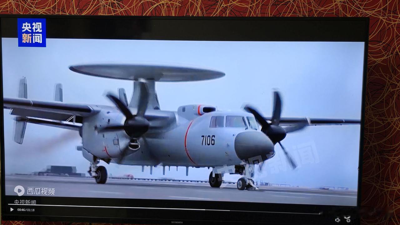 电磁弹射，这次应该算是真正实锤了，在视频里面截了图仔细的确认了，挂在前机轮的弹射