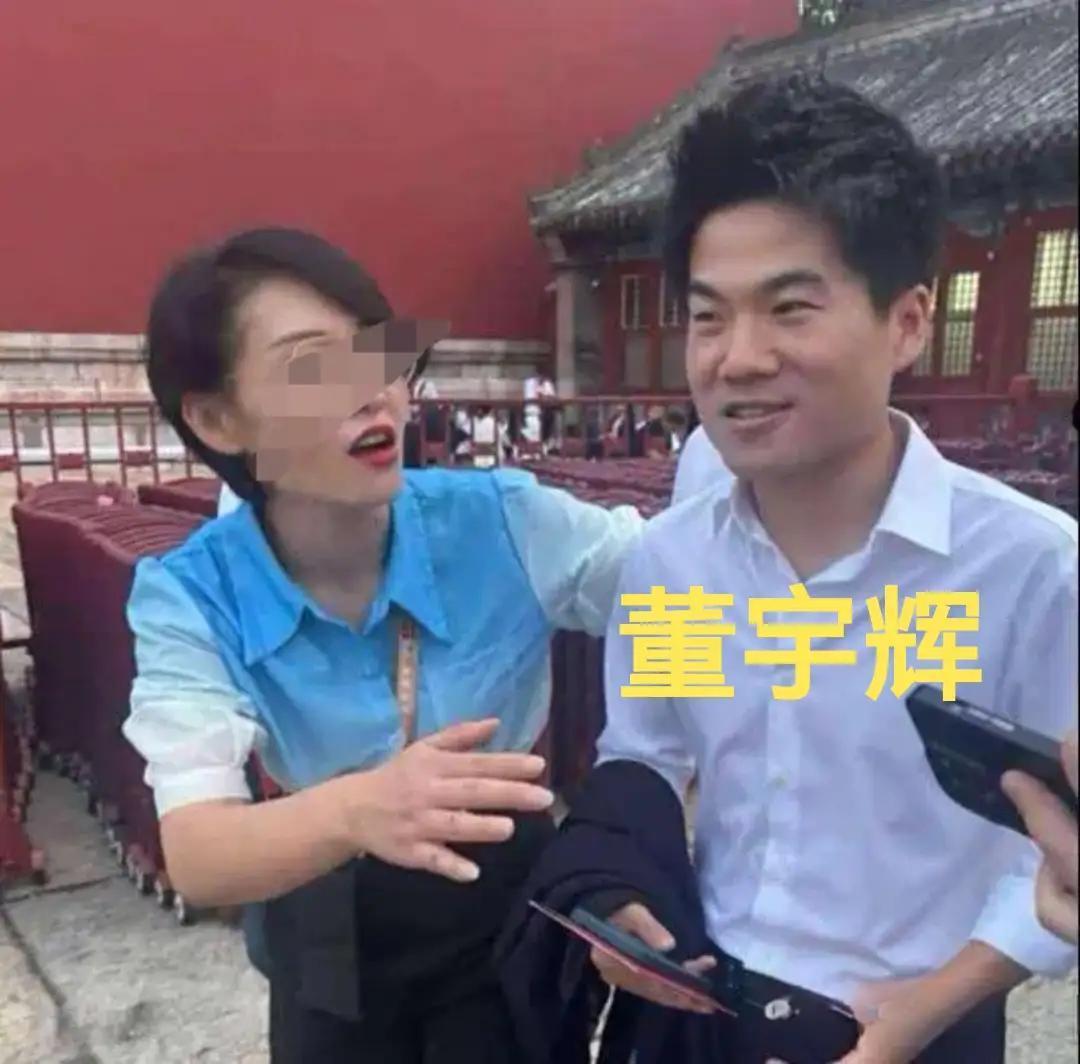 董宇辉与俞敏洪究竟谁格局大？九三大阅兵观礼就是答案。
据悉：九三大阅兵，在北京的