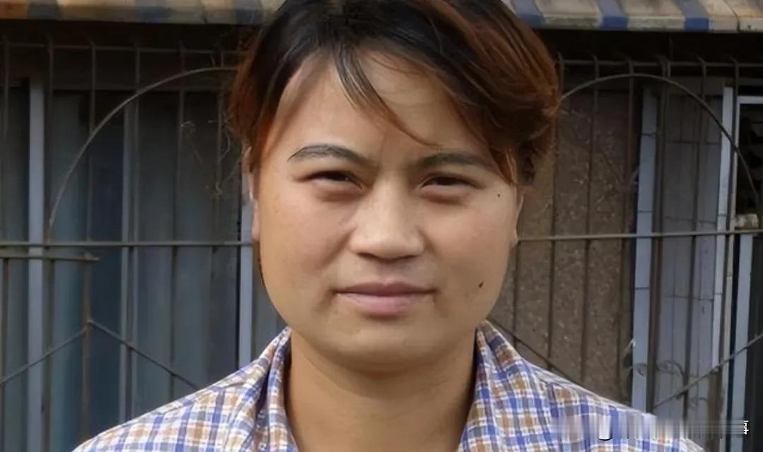 1999年，当卓女士离家购买生日蛋糕时，她再也没有回来，李泽英焦急地等待着，心中
