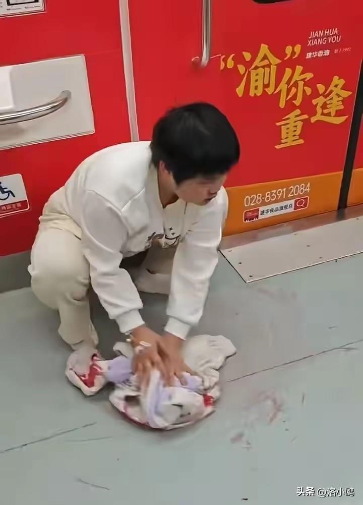 这内心得多强大，
才会当着所有人做出这种事。
地铁上的这一幕，看完的人都沉默了，