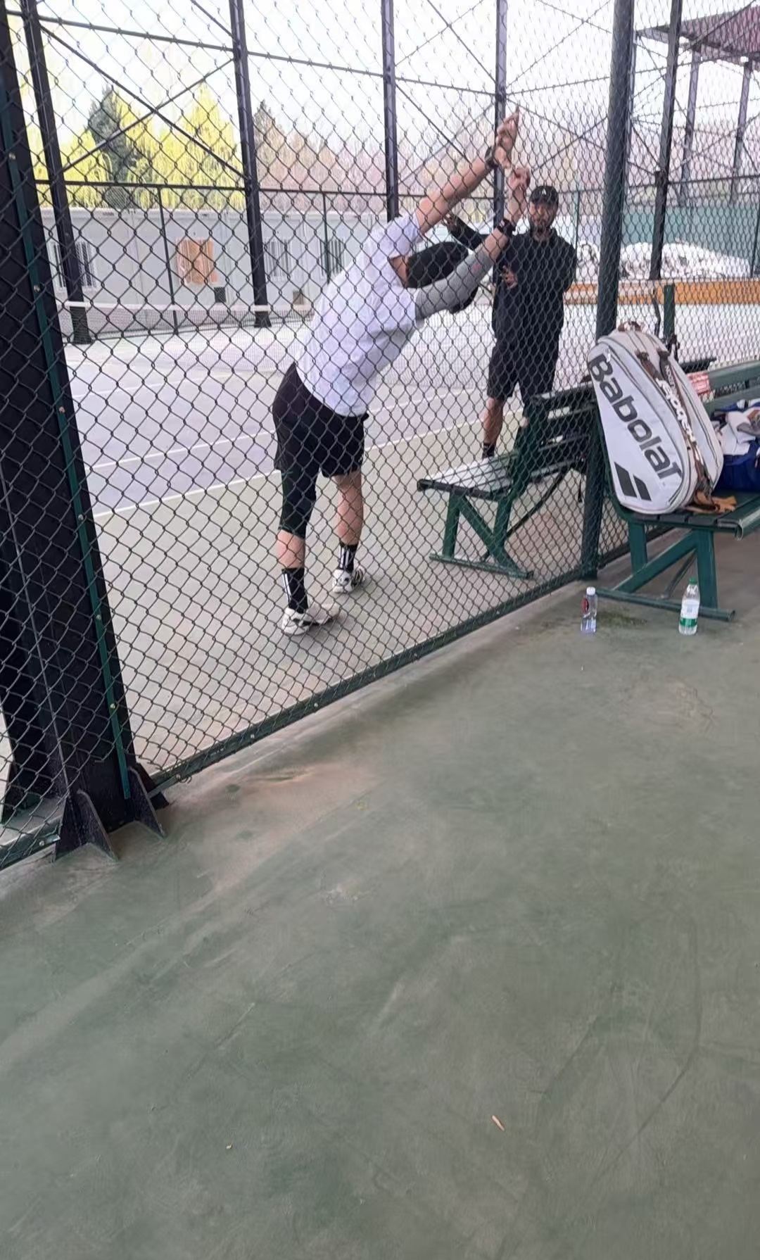 李现 笑死，这是什么姿势 