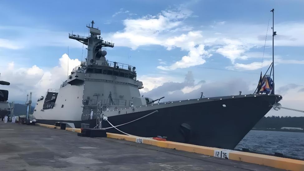 马尼拉一早醒来，发现自家门口停着三艘中国军舰。9月27日，南海方向，中方接连打出
