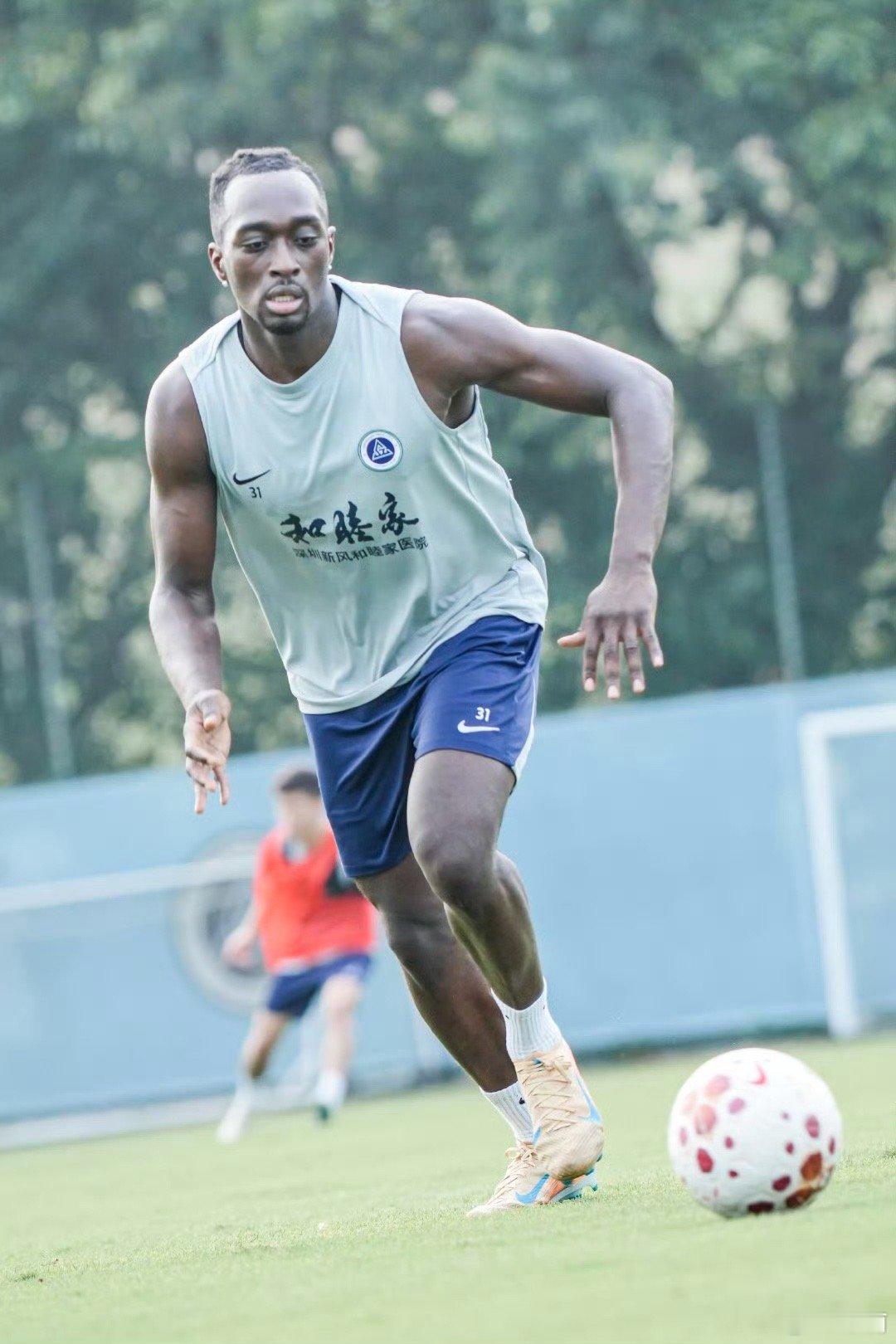 深圳新鹏城 戴伟浚的灵动、玄志健的冲劲、本科维奇的稳健、奥乌苏的冲击力。。深圳新