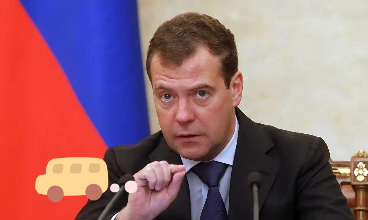 梅德韦杰夫把枪拍在了桌子上！“北约军队敢进来，就是合法打击目标！”这句话不是恐吓