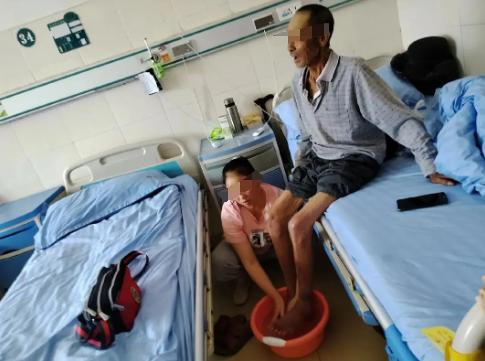 公公做手术，婆婆问我为什么不去伺候？我笑了一下，我住院的时候他们俩去旅游了，也没