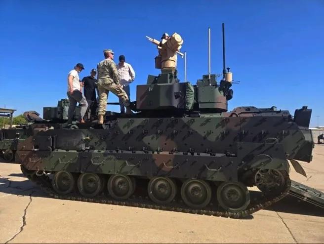 这辆M2布莱德雷步战车之上，安装了牛蛙自动机枪台，即那土黄色的装备。可见其高度较