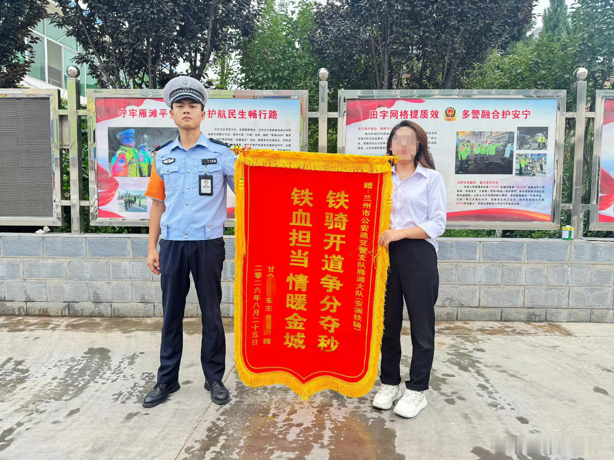 【晚高峰，他们为生命踩下“加速键”】兰州雁滩交警疾驰护送患儿 8月25日18:3