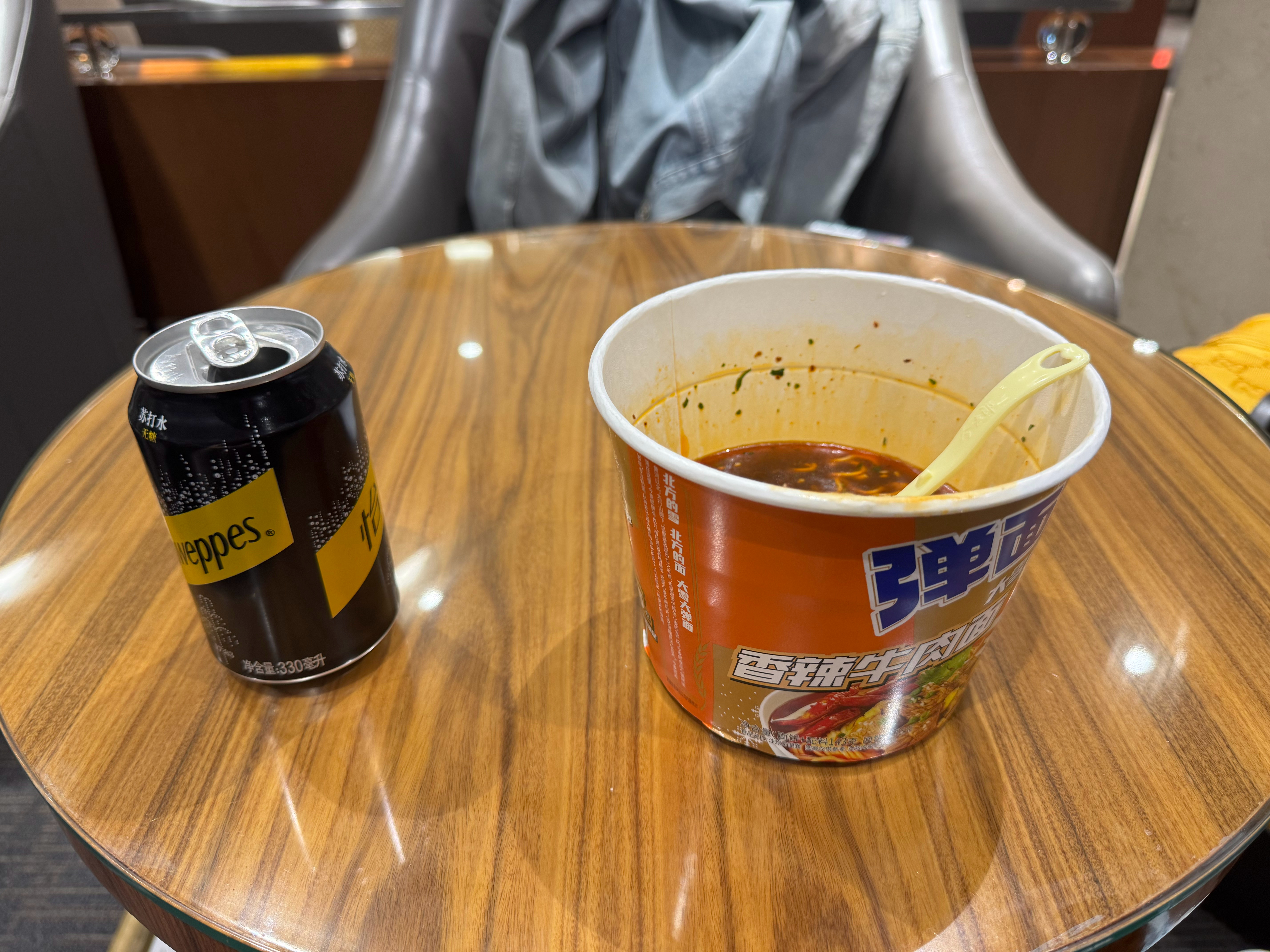 车展要来了，准备杀向南方提前融入南方穿搭，说真的一点都不冷只是边上那些穿厚外套的