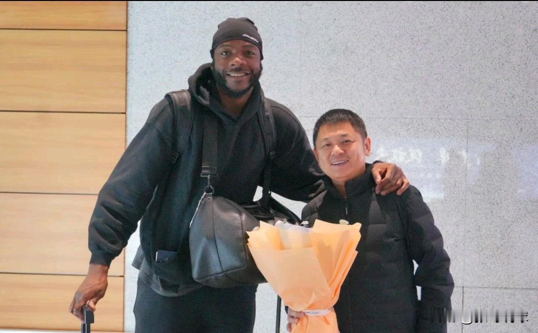 吉林队外援阿普森到位，咋一看长的有点像罗德格里格尔，就是不知道打的咋样，从官方的