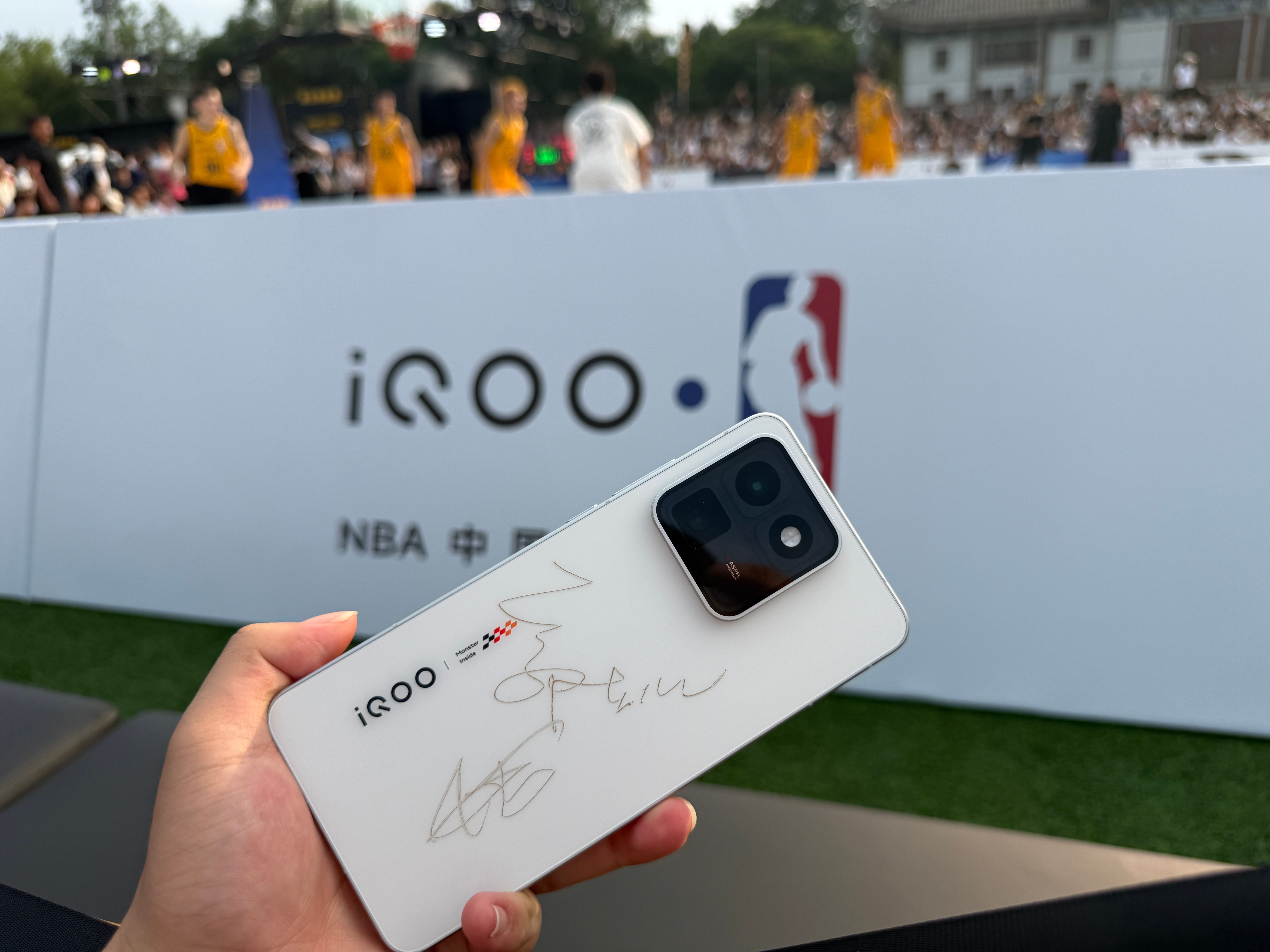 iQOOxNBA高校篮球赛，张一山亲临现场。并且我还要到了签名！今天北京大学不白