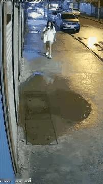 这就是走路看手机、不看路所带来的代价，诚然，这条路也是有问题的，出现这么大的安全