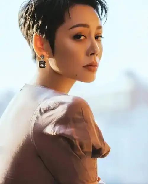 演员宁静被问及为什么不演戏了？宁静无奈表示现在影视产业大了以后进了一大帮业余的，