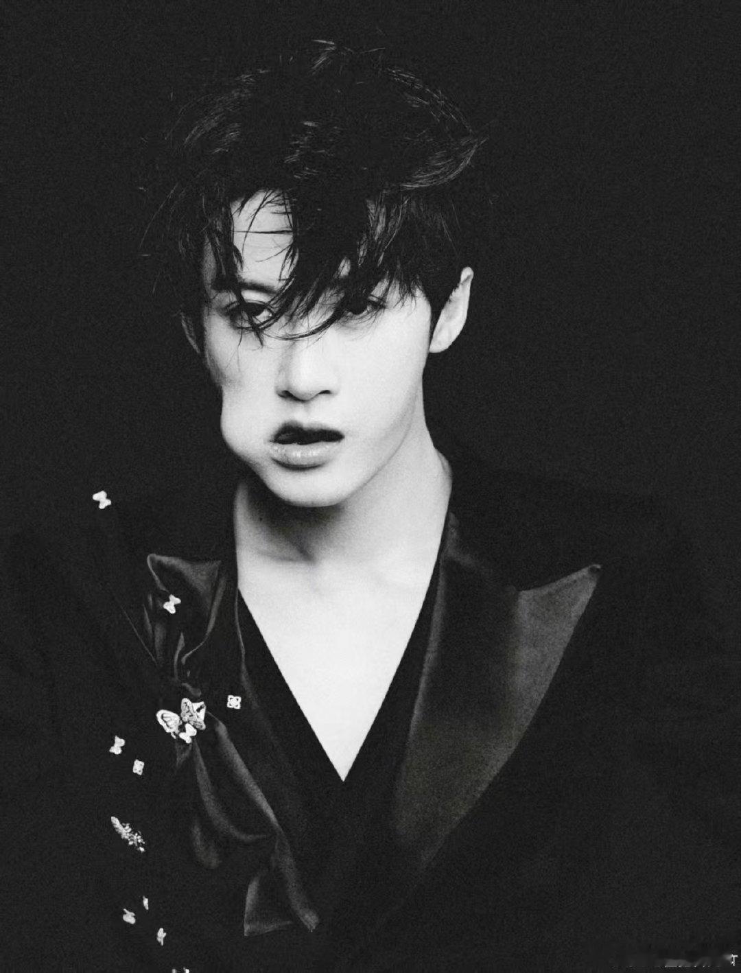 被檀健次出发图卷到了星光大赏檀健次出发图的潮流范儿绝了！鱼梦光影下穿搭简约不简单